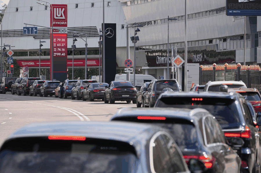 石油大国闹油荒俄罗斯人抢购中国电动汽车